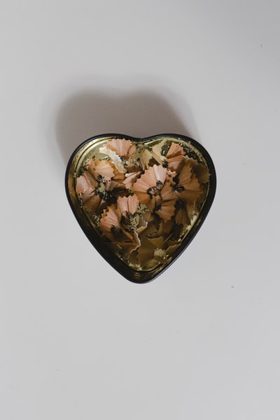 黑褐色花心形陶瓷碗